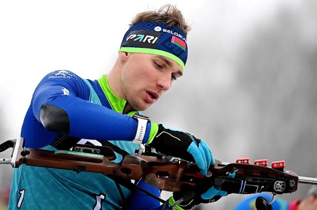 Антон Смольский одержал победу в масс-старте на чемпионате России по биатлону в Ханты-Мансийске